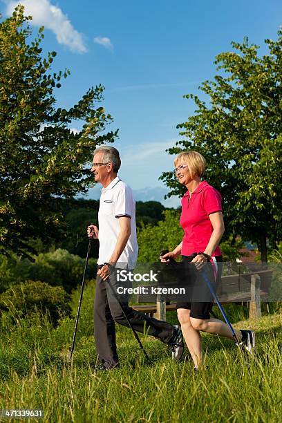 Szczęśliwy Dojrzały Lub Starszy Para Robi Nordic Walking W Lecie - zdjęcia stockowe i więcej obrazów Aktywni seniorzy