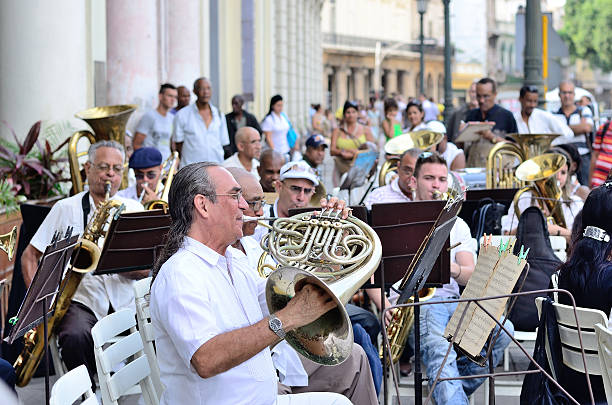 muzyk z francuski róg w orkiestra. - trumpet musical instrument brass band classical music zdjęcia i obrazy z banku zdjęć