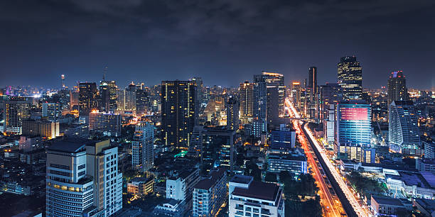 vue de nuit de bangkok - bangkok thailand skyline night photos et images de collection