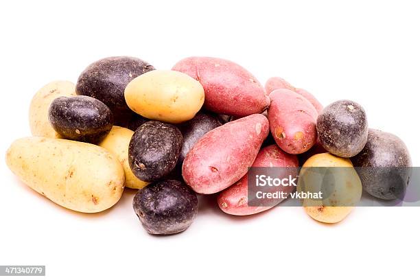 Peruwiański Ziemniaki - zdjęcia stockowe i więcej obrazów Czerwony ziemniak - Czerwony ziemniak, Neutralne tło, Bez ludzi