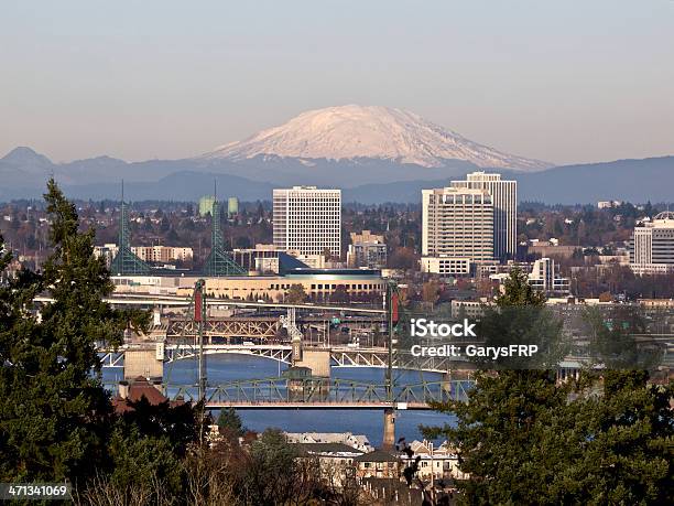 Portland Oregon Willamette River Bridges Stadt Wolkenkratzer Mount Saint Helens Stockfoto und mehr Bilder von Konferenzzentrum