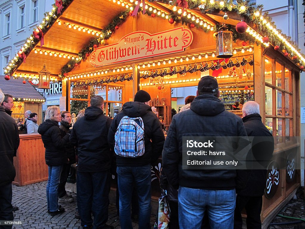 クリスマスマーケットで購入ベルリン人サーマルドワイン（ドイツ） - ベルリンのロイヤリティフリーストックフォト