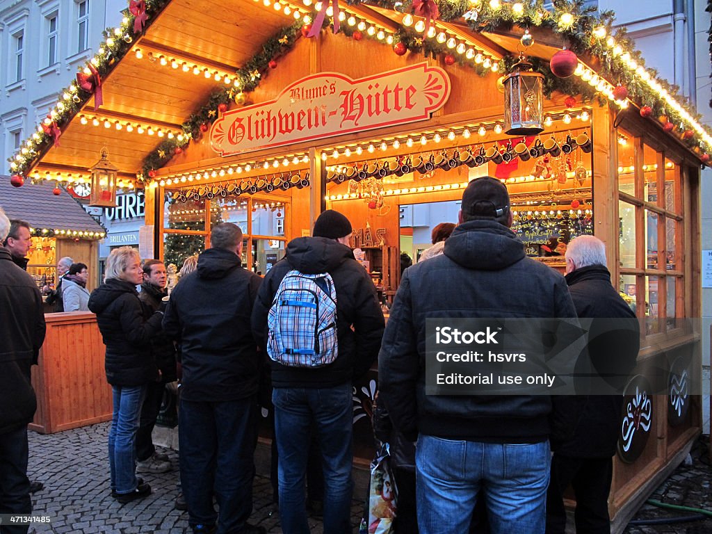 Mercado de Natal em Berlim pessoas querem comprar Vinho Quente (Alemanha - Royalty-free Berlim Foto de stock