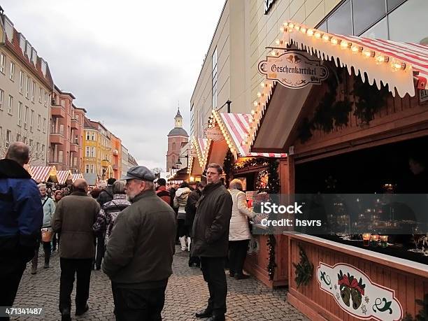 Photo libre de droit de Les Personnes Visitant Marché De Noël À Berlin Allemagne banque d'images et plus d'images libres de droit de Acheter