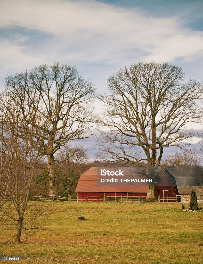 Красный barnyard в Теннесси - Стоковые фото Амбар роялти-фри
