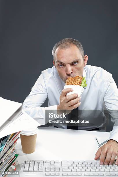 Foto de Lanche No Local De Trabalho e mais fotos de stock de Sanduíche - Sanduíche, Segurar, Sexo Masculino