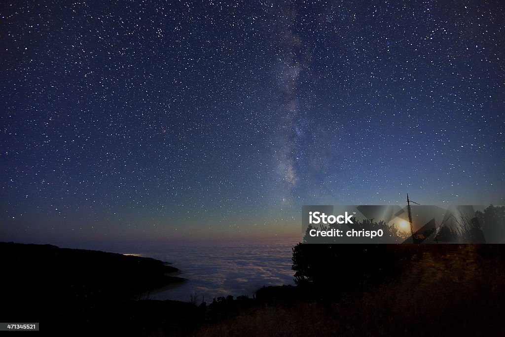 Milky Way y Moon over Big Sur - Foto de stock de Noche libre de derechos