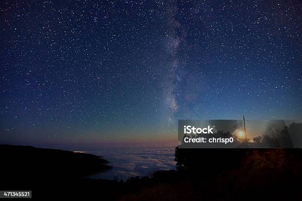 Milky Way Y Moon Over Big Sur Foto de stock y más banco de imágenes de Noche - Noche, Big Sur, California