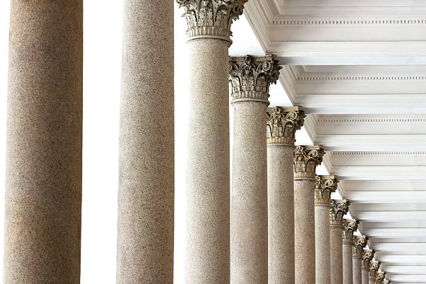 style classique avec des colonnes, partie supérieure plafond et un arrière-plan blanc - ionic column neo classical classical greek photos et images de collection