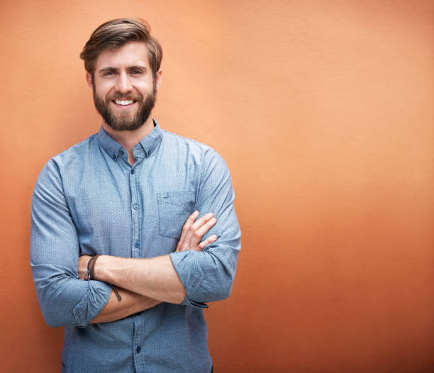 il a un style et un grand sourire - fond coloré photos et images de collection