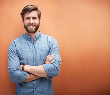 Cropped portrait of a trendy young man standing against an orange backgroundhttp://195.154.178.81/DATA/i_collage/pu/shoots/799434.jpg