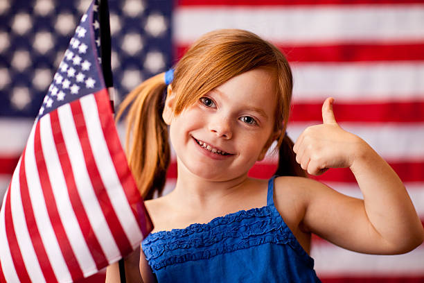 jovem feliz dando polegares para cima e segurando bandeira norte-americana - child flag patriotism thumbs up - fotografias e filmes do acervo