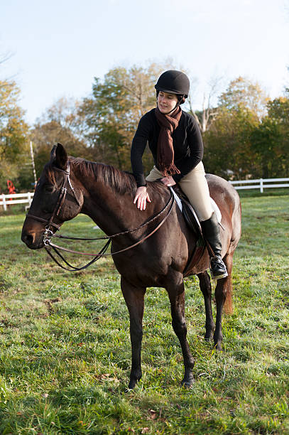 garota de equitação cavalo puro-sangue - white purebred horse riding sports traditional sport - fotografias e filmes do acervo