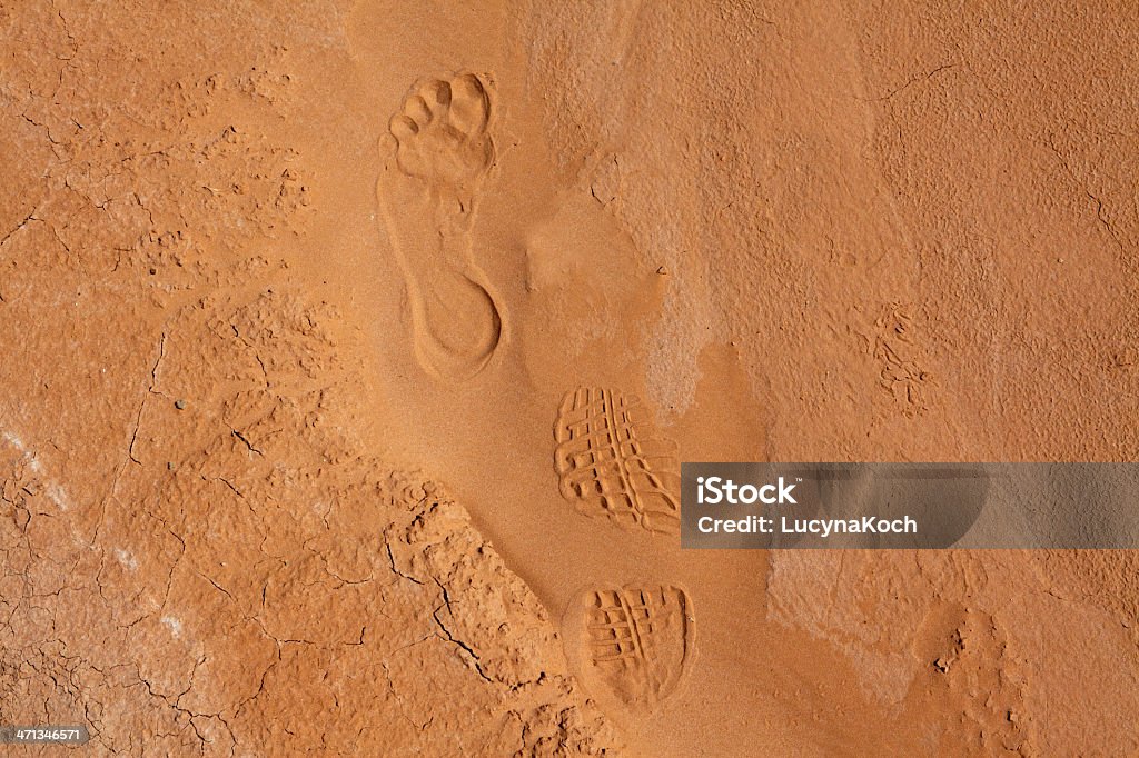Fuß und Schuh-print in den sand - Lizenzfrei Abgeschiedenheit Stock-Foto