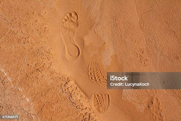 Fuß Und Schuhprint In Den Sand Stockfoto und mehr Bilder von Abgeschiedenheit - Abgeschiedenheit, Allgemeine Beschaffenheit, Auf etwas treten