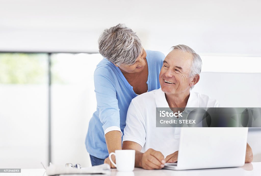 Feliz pareja con ordenador portátil en casa - Foto de stock de Acogedor libre de derechos