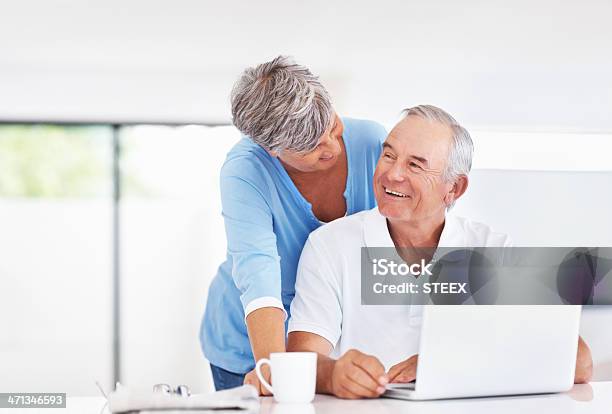 Feliz Pareja Con Ordenador Portátil En Casa Foto de stock y más banco de imágenes de Acogedor - Acogedor, Adulto, Casados