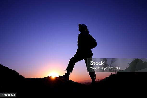 Atingindo O Pico Da Montanha - Fotografias de stock e mais imagens de Admirar a Vista - Admirar a Vista, Estupefação, Olhar Através da Janela