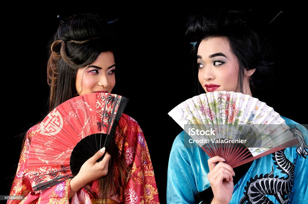 Zwei geishas austauschen einen Blick hinter fans. - Lizenzfrei 18-19 Jahre Stock-Foto