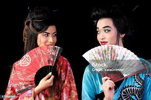 Zwei Geishas Austauschen Einen Blick Hinter Fans Stockfoto und mehr Bilder von 18-19 Jahre - 18-19 Jahre, 20-24 Jahre, Angesicht zu Angesicht