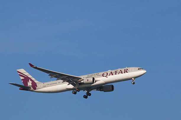 qatar airways - airbus named airline horizontal airplane fotografías e imágenes de stock