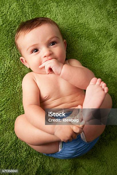 Foto de Imagem A Cores De Contented Menino Bebê Deitado No Cobertor Verde e mais fotos de stock de 0-11 meses