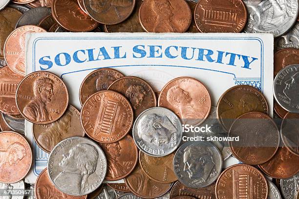 Различных Американских Монет На Карта Социального Обеспечения — стоковые фотографии и другие картинки 1 цент
