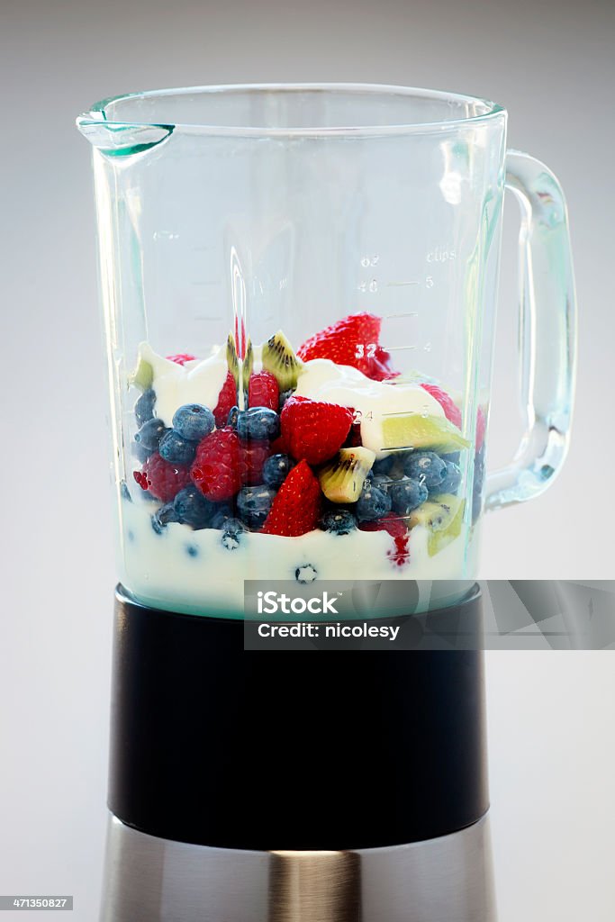 Frullatore con frutta e Yogurt - Foto stock royalty-free di Frullatore elettrico