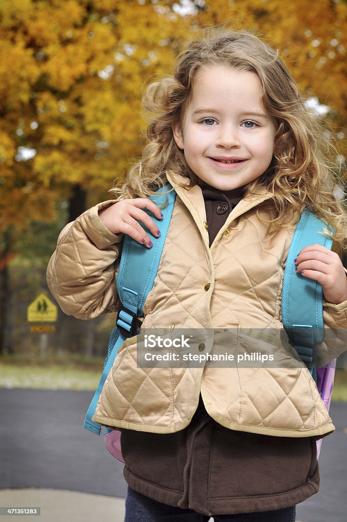 Bambina di cinque anni pronta per il primo giorno di scuola - Foto stock royalty-free di 4-5 anni