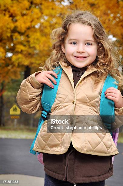 Bambina Di Cinque Anni Pronta Per Il Primo Giorno Di Scuola - Fotografie stock e altre immagini di 4-5 anni