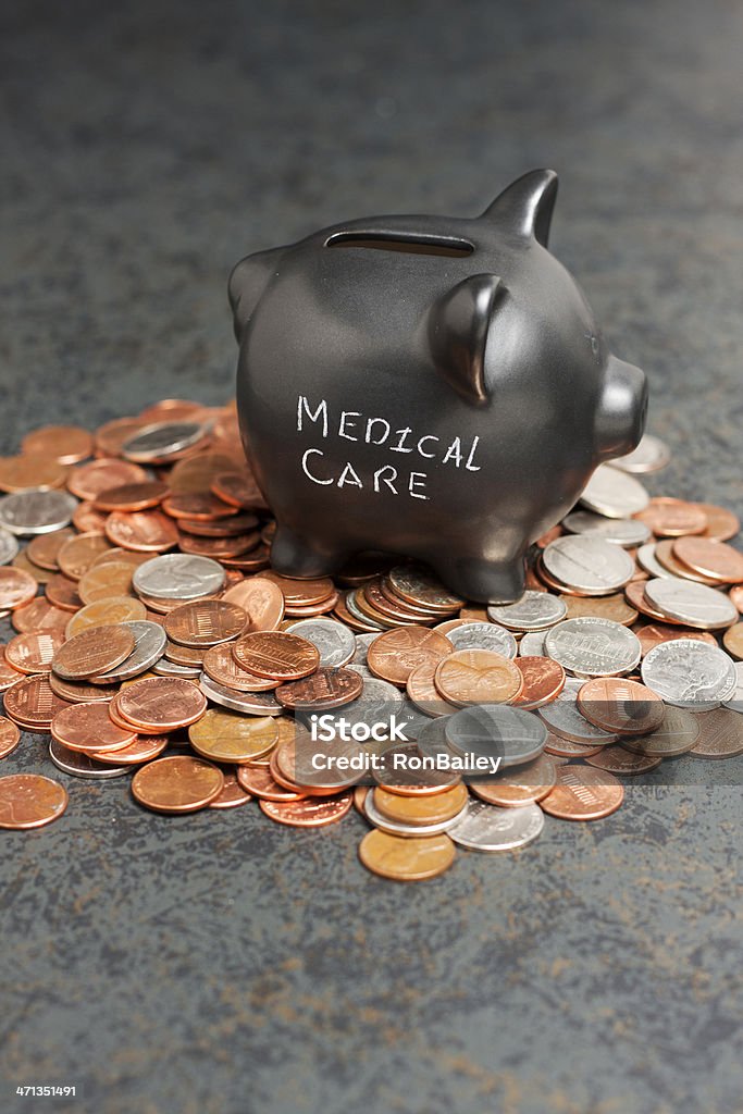 Cuidados médicos Piggy Bank em moedas - Foto de stock de Acidentes e desastres royalty-free