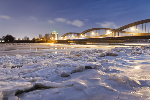 Bridge in the Hamburg harbour with floating ice. (Elbbruecken)