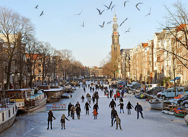 амстердам на льду - amsterdam canal netherlands dutch culture стоковые фото и изображения