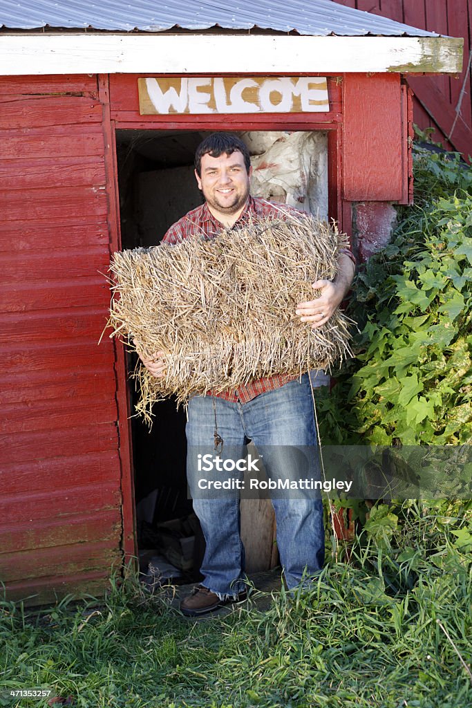 Farmer con heno - Foto de stock de 30-34 años libre de derechos