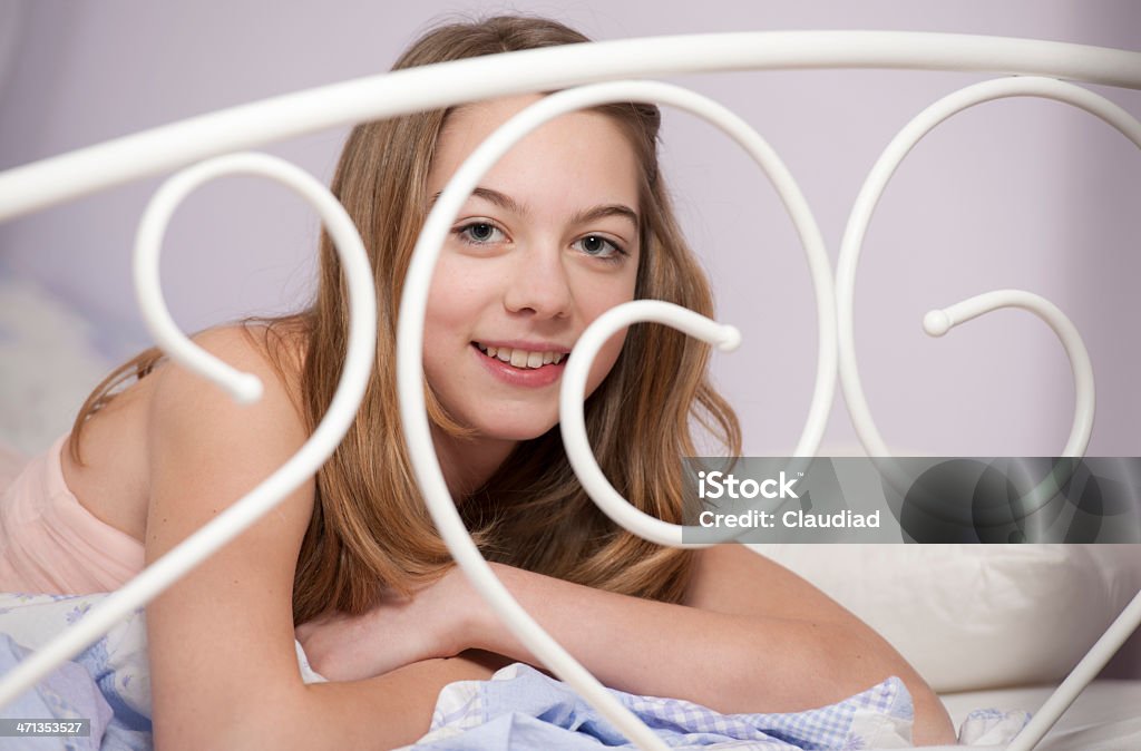 Garota adolescente lançando na cama - Foto de stock de 14-15 Anos royalty-free