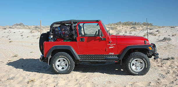 rojo, tj's jeep wrangler campo cerca del coorong, south australia - uhf fotografías e imágenes de stock