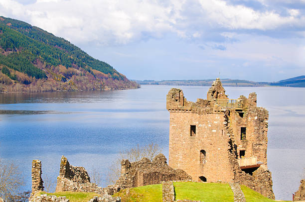 château d'urquhart la maison de clan grant - loch ness scotland castle urquhart castle photos et images de collection