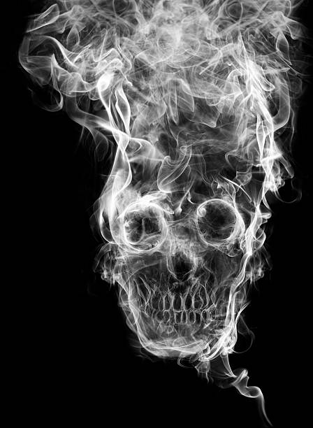 crânio de fumo - bad habit imagens e fotografias de stock