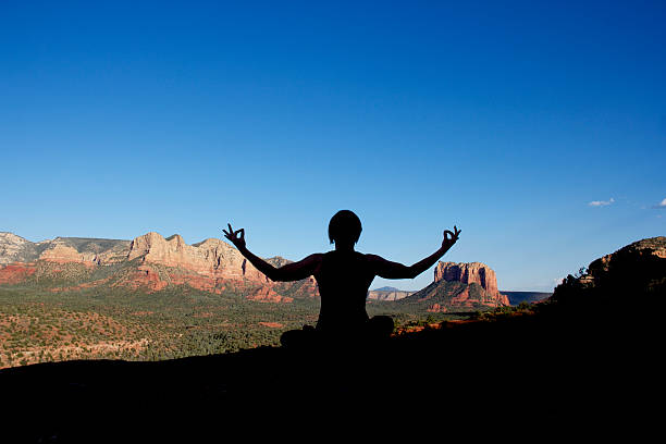 sedona meditação - usa scenics sedona photography imagens e fotografias de stock