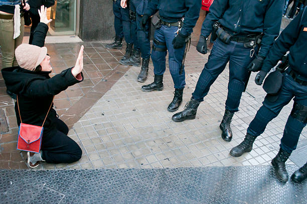 demonstration gegen die - bereitschaftspolizist stock-fotos und bilder