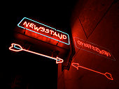 neon-zeitungsstand-von-unten-mit-pfeil-und-reflexion.jpg?b=1&s=170x170&k=20&c=4NIyiJSj2PMsL92gD65hm_ufZwsDdRGcbcQ7vDzdlmg=