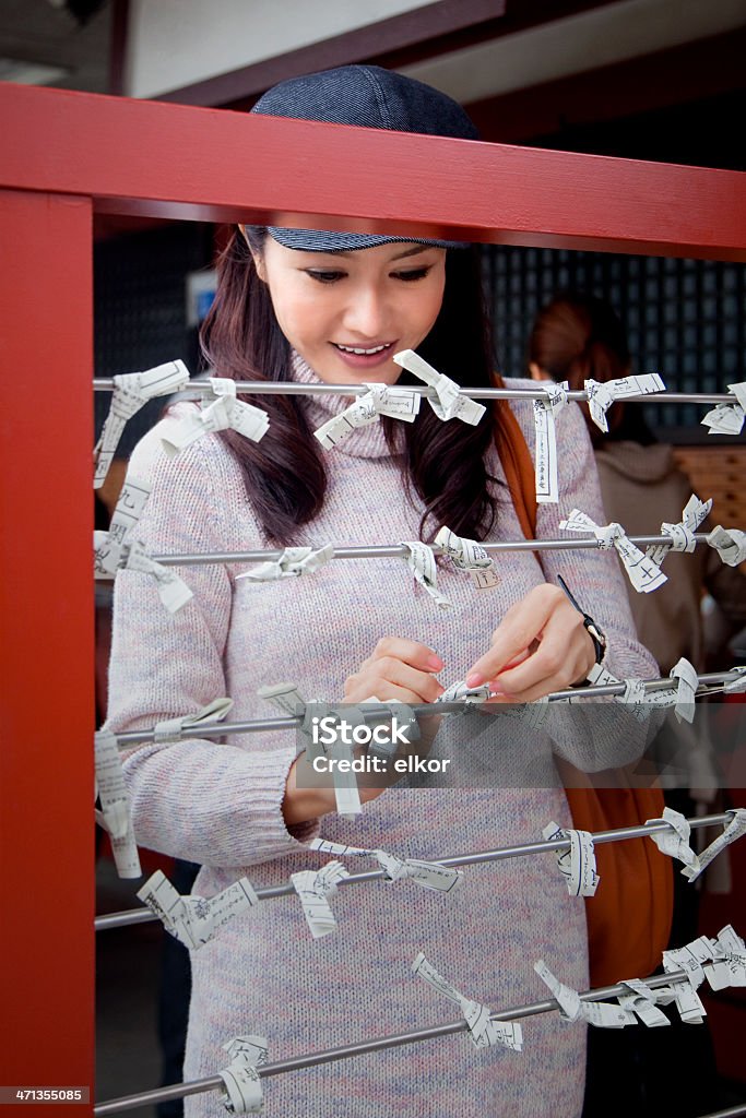 Junge Japanische Frau Binden fortune paper - Lizenzfrei Glückspapier Stock-Foto