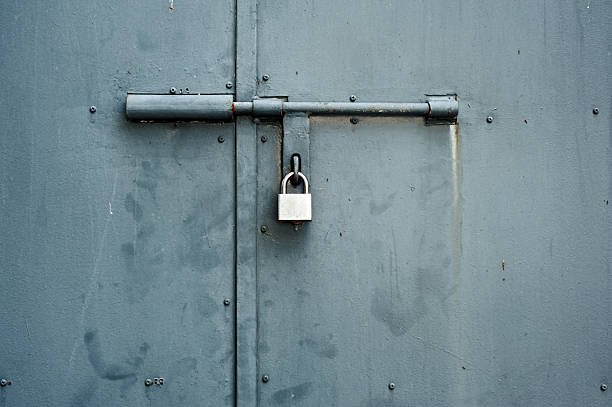 fondo de puerta - metal gates fotografías e imágenes de stock