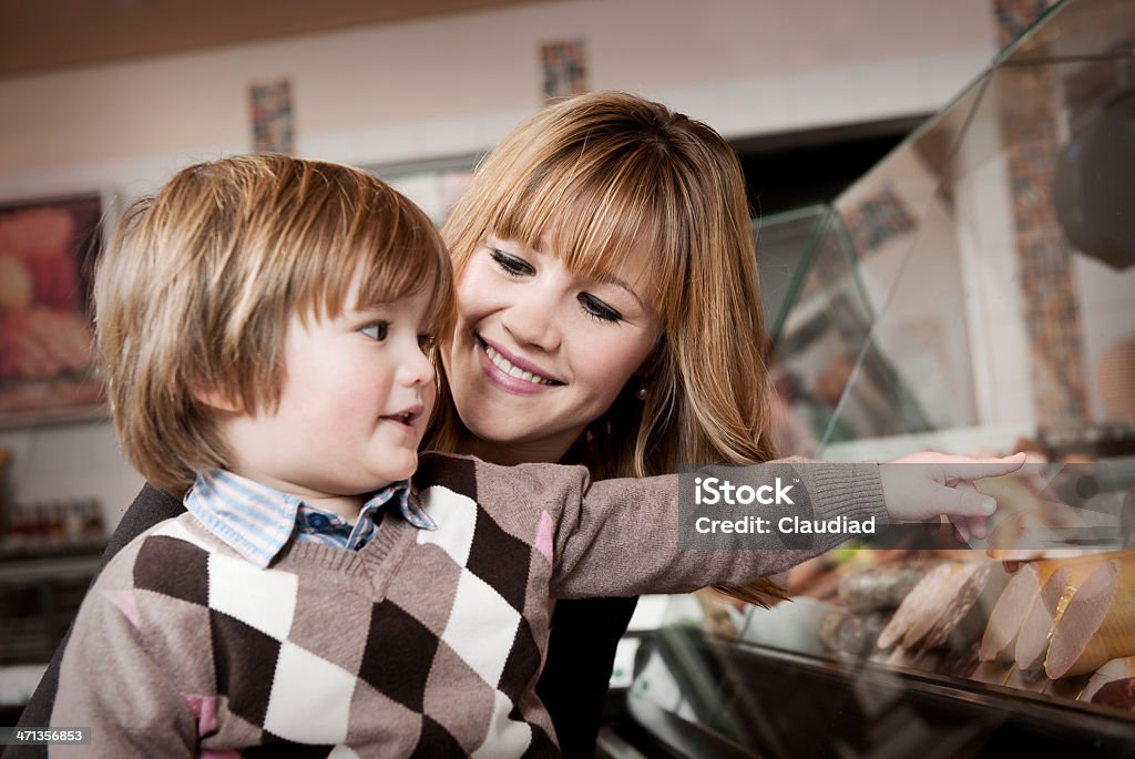 Madre con il figlio nel negozio macellai - Foto stock royalty-free di 2-3 anni