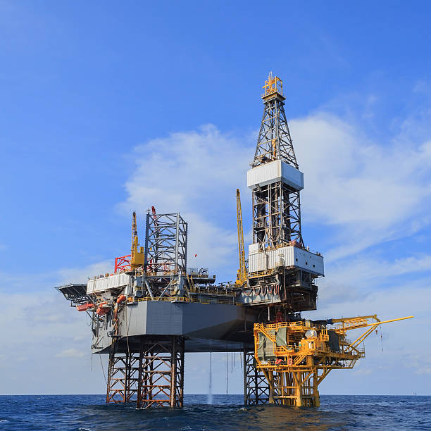 istock Offshore Jack Up Drilling Rig Over The Production Platform 471357642