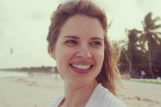 Mujer sonriente en la playa - foto de stock