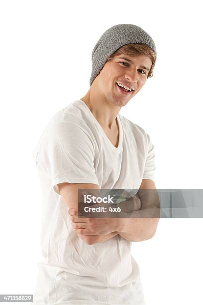 Foto de Retrato De Um Homem De Pé Com Os Braços Cruzados e mais fotos de stock de 20 Anos - 20 Anos, Adulto, Bonito - pessoa