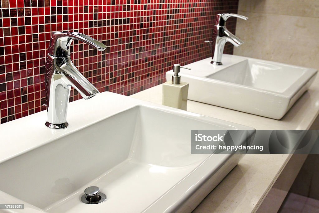 in bagno, lavandini e maschi - Foto stock royalty-free di Bagno