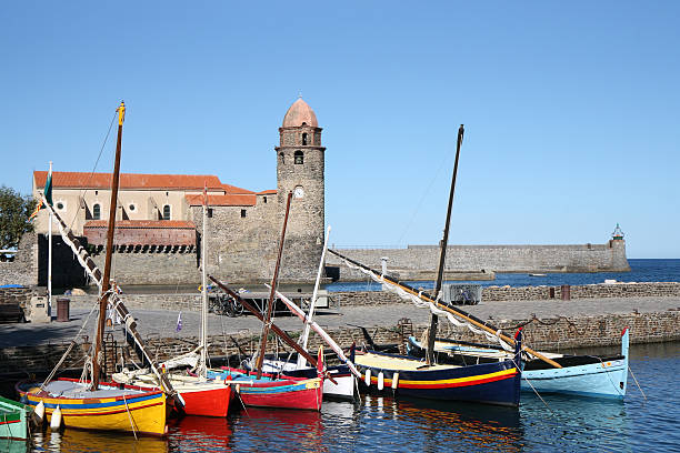 Cathedral Notre-Dame-des-Anges and boats in Collioure Cathedral Notre-Dame-des-Anges and catalan fishing boats in Collioure, France collioure stock pictures, royalty-free photos & images