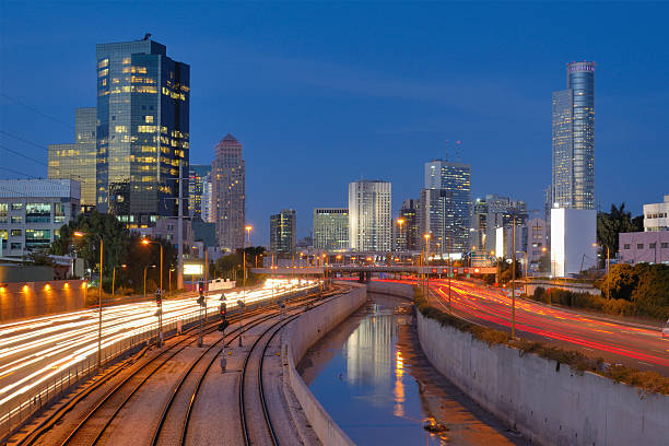 skyline di tel aviv - ayalon freeway foto e immagini stock